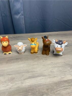 5 Fisher-Price Little People, 1 Llama, 1 sheep, 2 horse, and 1 cow.